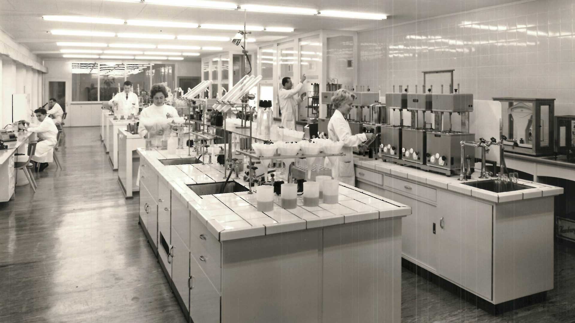 Historische Fotografie Blick ins Labor und Qualitätssicherung der Holsten Brauerei