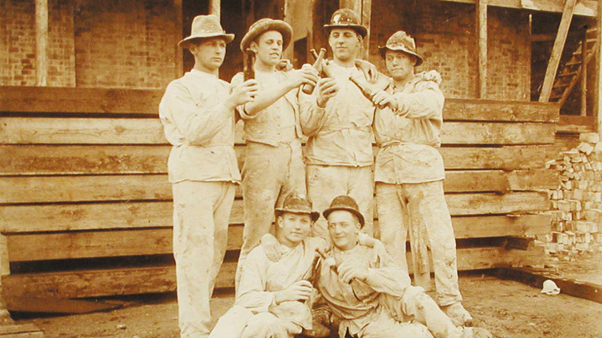 Historisches Foto von Holsten Mitarbeitern die anstoßen