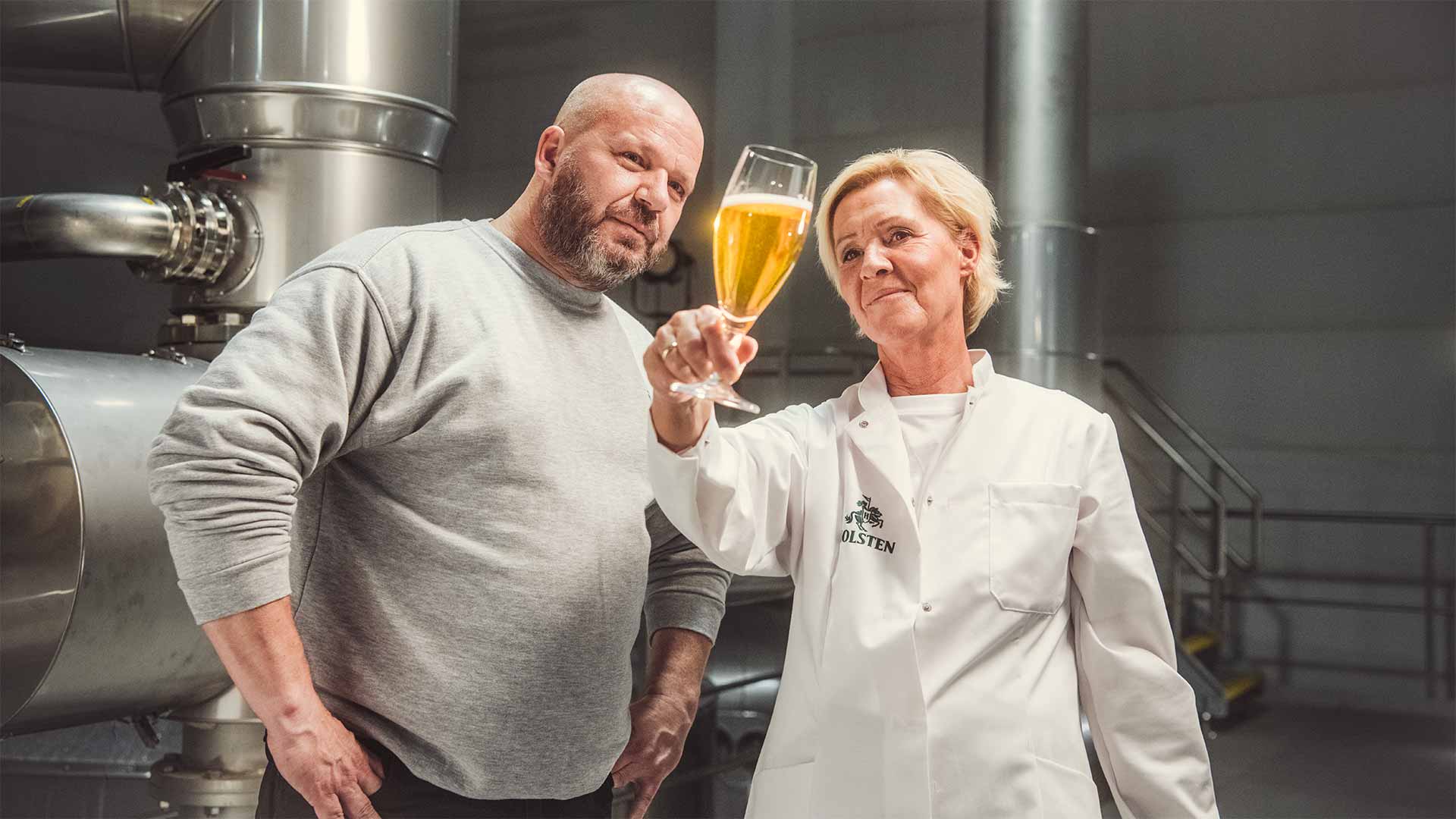 Das frisch gebraute Bier wird von Holsten Mitarbeitern auf Qualität geprüft 