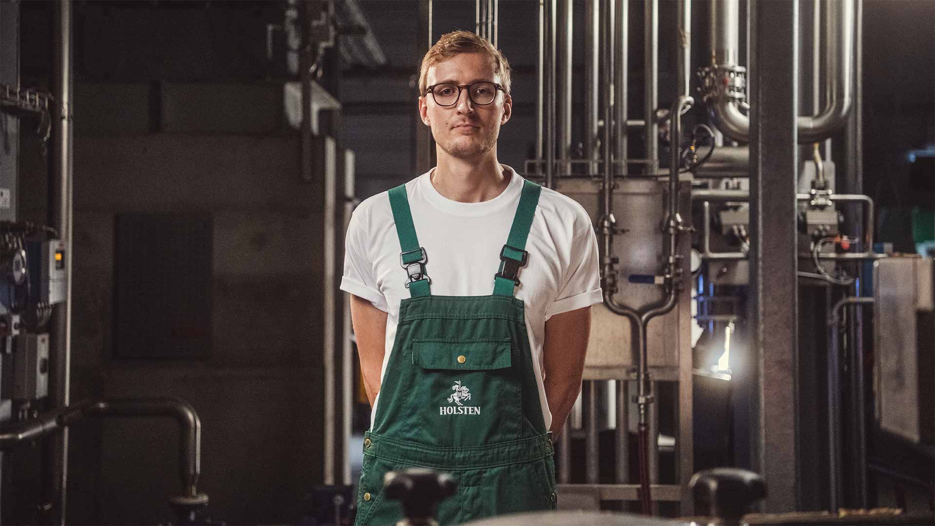 Brauer Christian steht stolz an den Kesseln in der Holsten Brauerei
