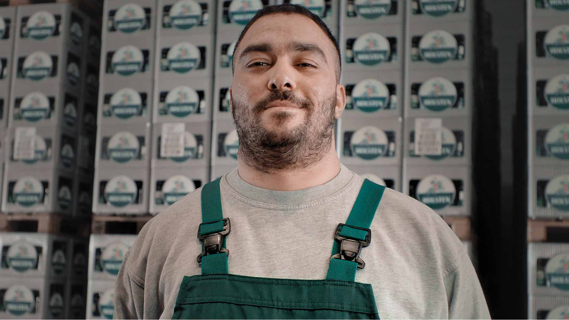 Schichtleiter Mustafa sorgt dafür dass Holsten in die Flaschen und Kästen kommt