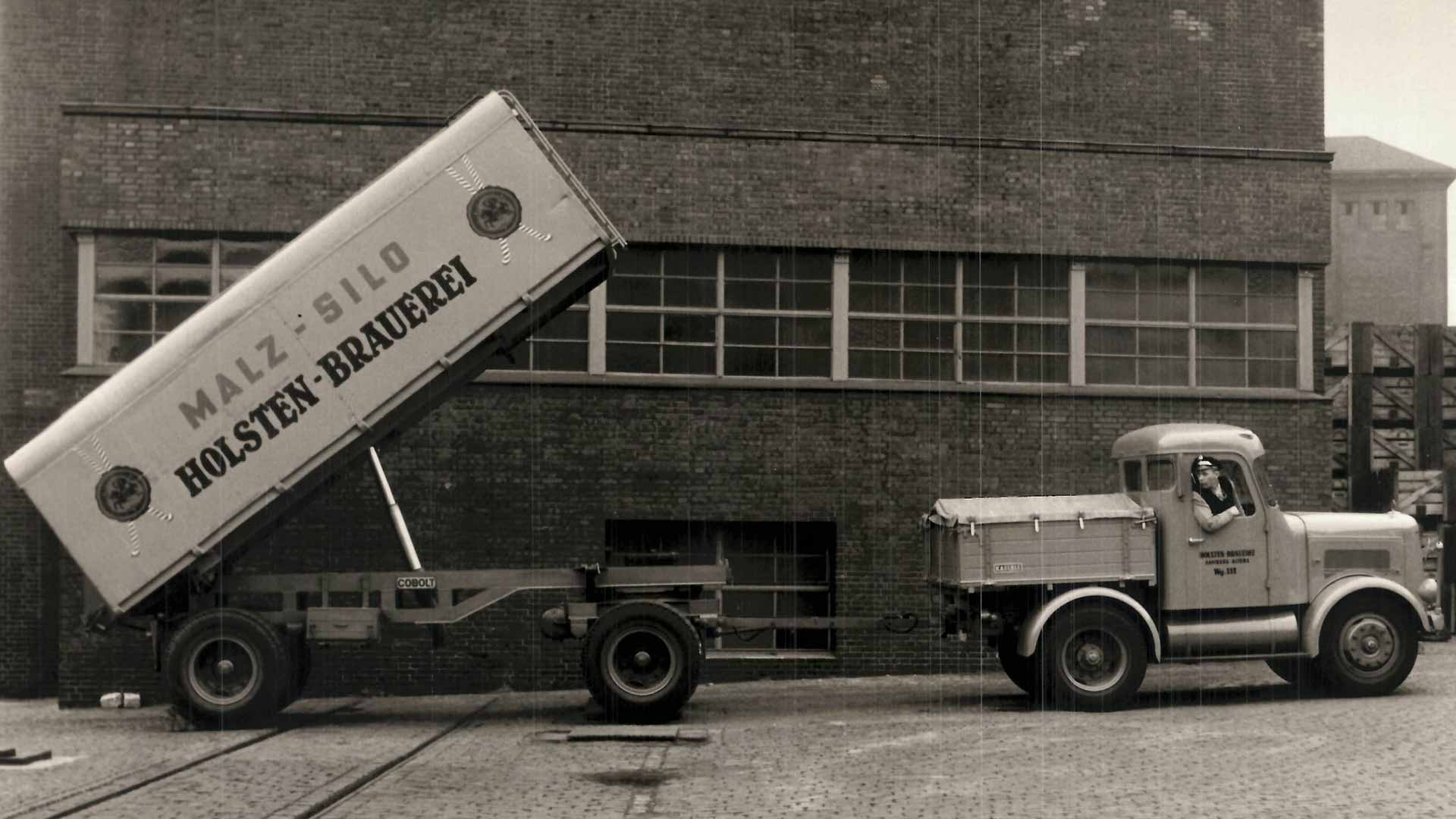 Historische Fotografie von Lieferwagen der Malz an der Holsten Brauerei anliefert