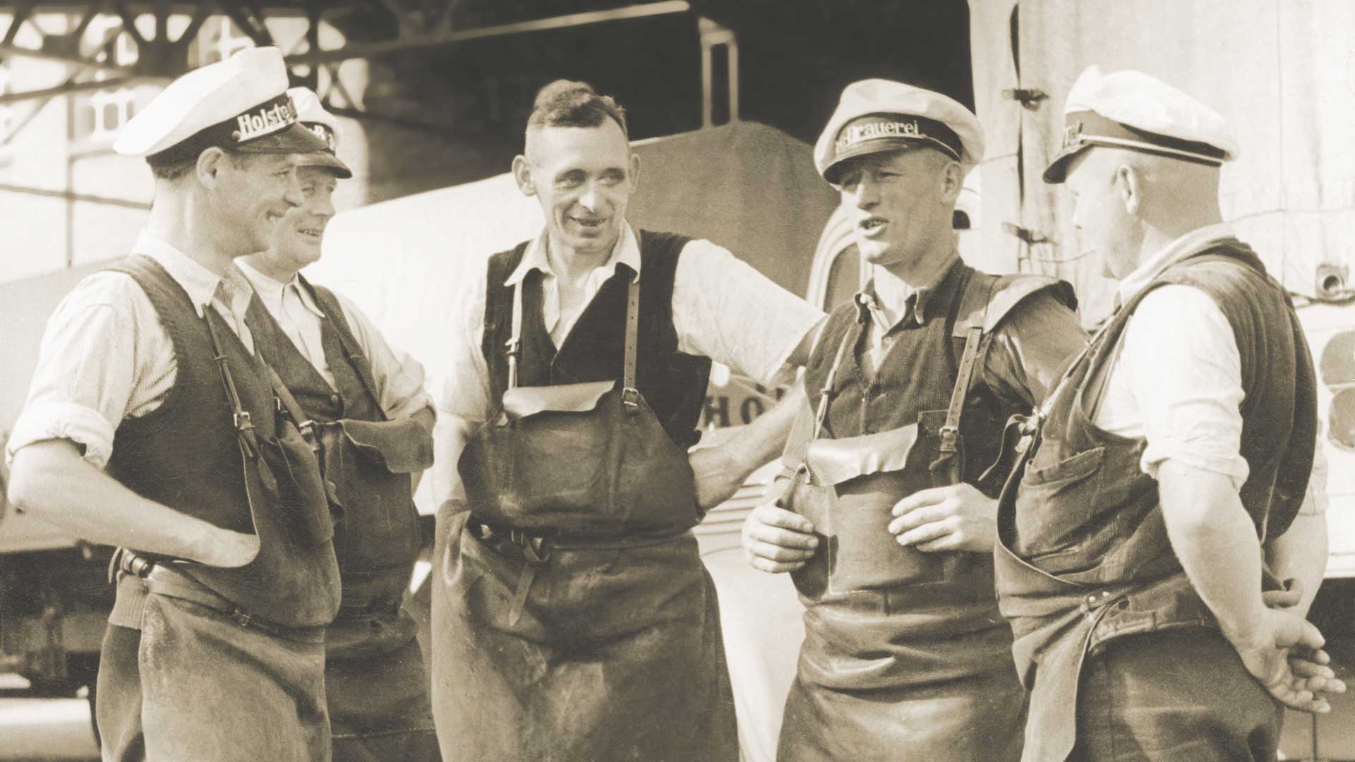 Historische Fotografie von Braumeistern in Schürzen und Kappen in der historischen Holsten Brauerei