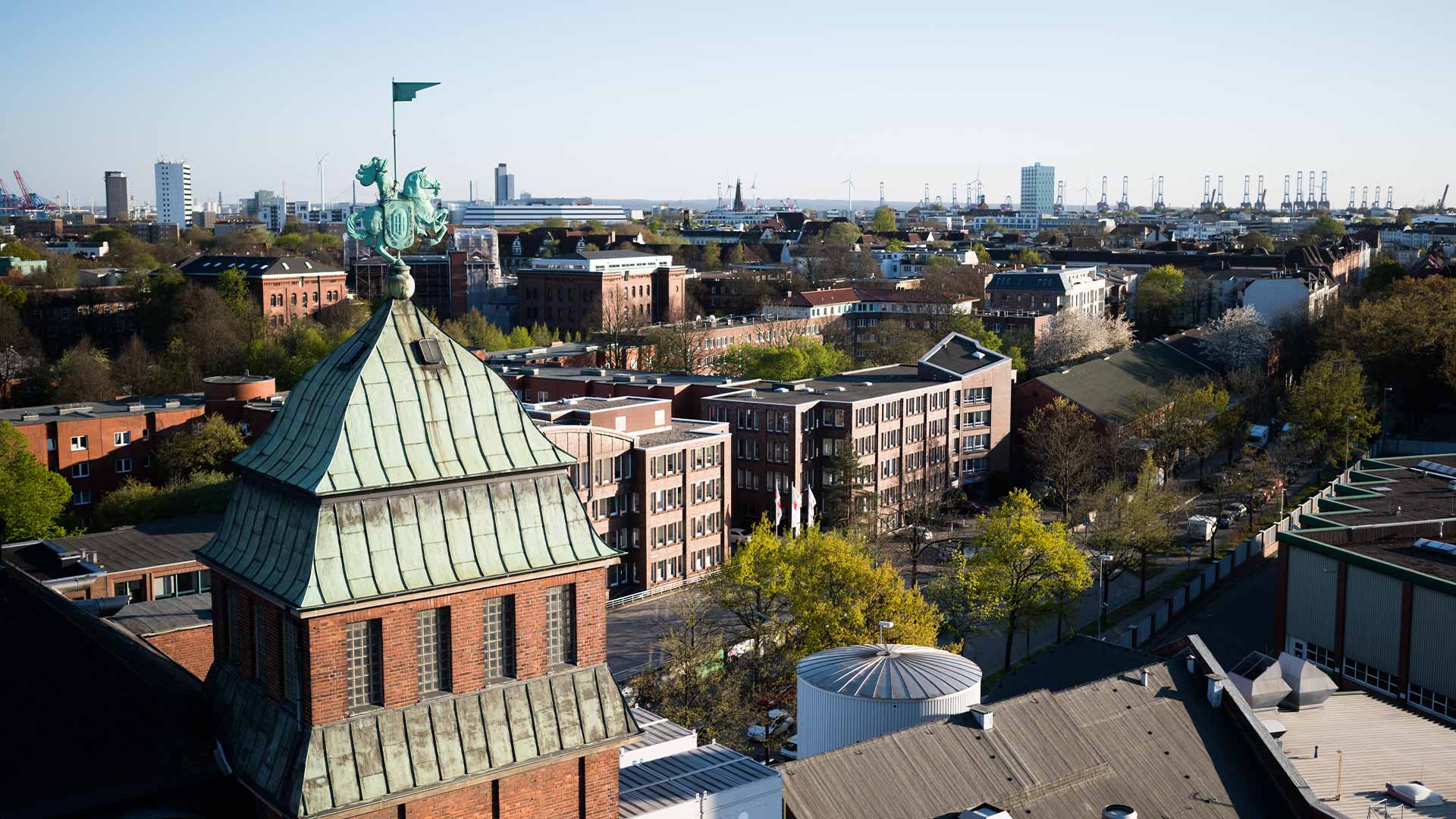 Historischer Ritterturm mit Wetterfahne am Brauereistandort Hamburg Altona